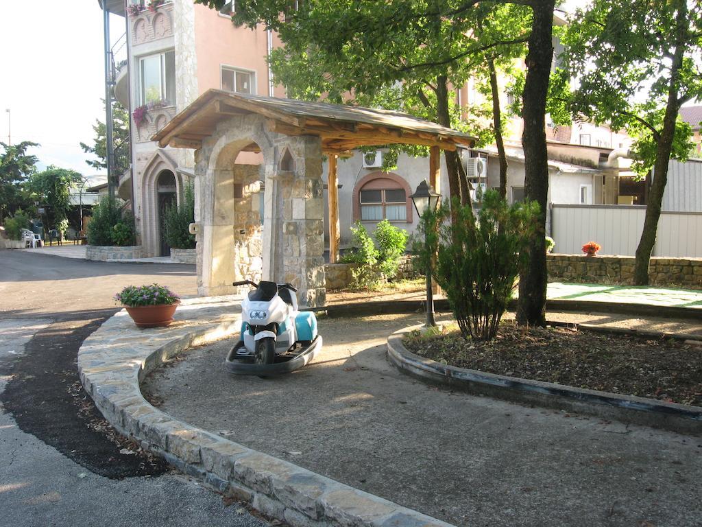 Parco Sogni D'Oro Aparthotel Montella Bagian luar foto